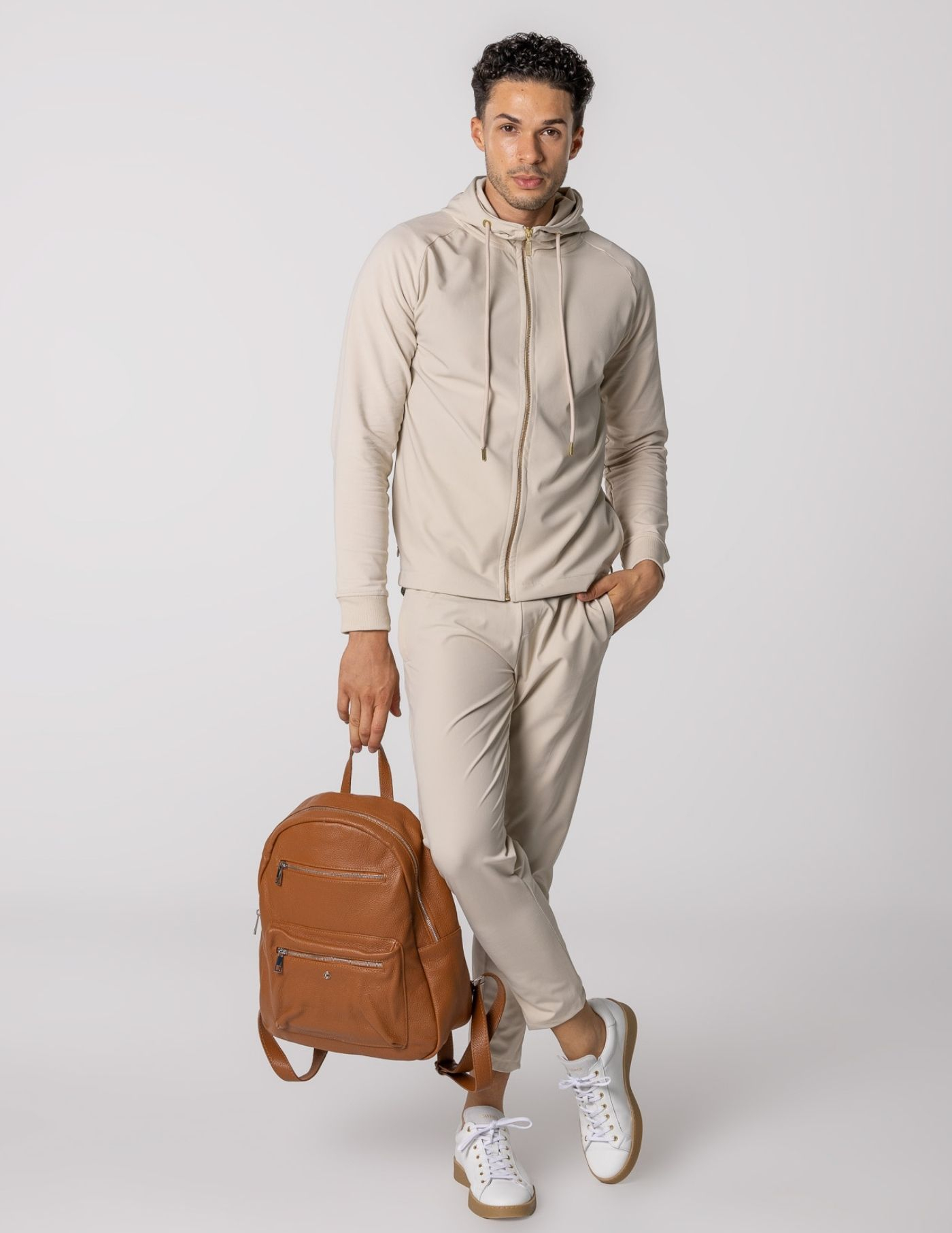 CASACO COM CAPUZ DE TECIDO TÉCNICO E MALHA BEGE