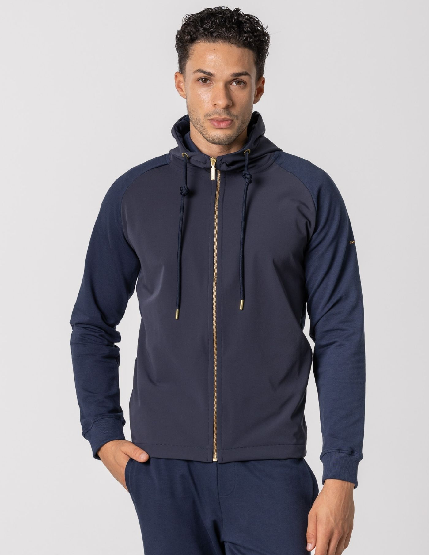 CASACO COM CAPUZ DE TECIDO TÉCNICO E MALHA AZUL MARINHO