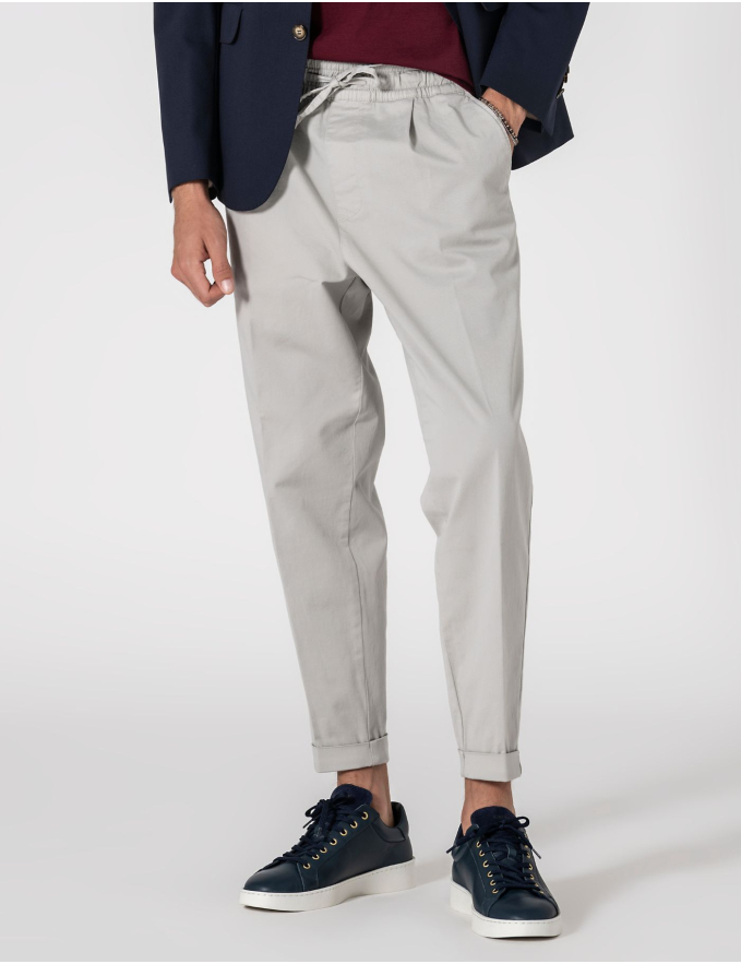 CALÇA CHINO CROPPED FIT DE CORDÃO CINZA CLARO