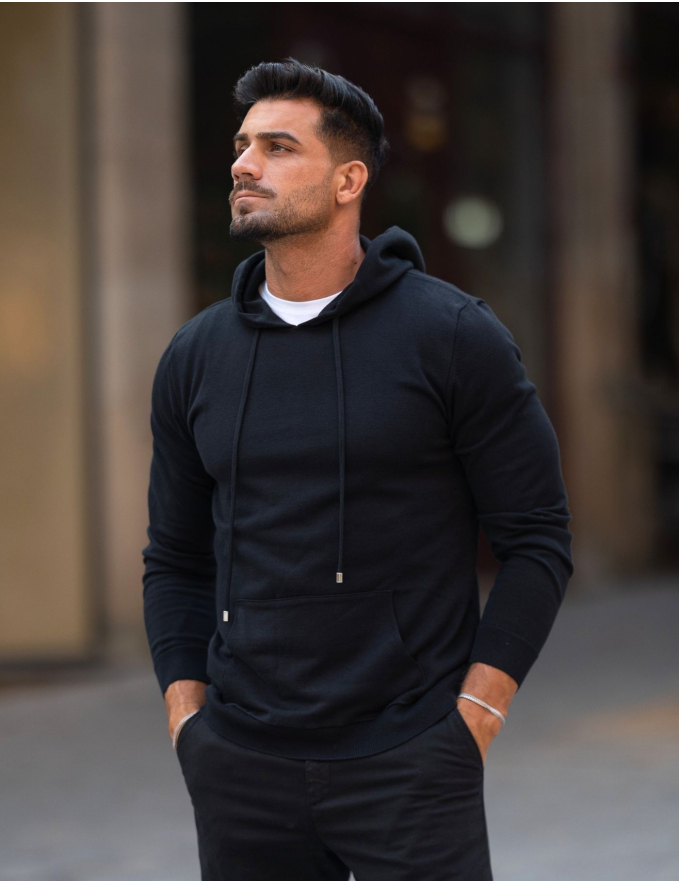 CAMISOLA DE MALHA COM CAPUZ PRETO