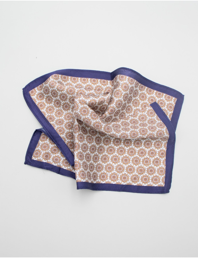 LENÇO DE BOLSO COM PADRÃO CASTANHO