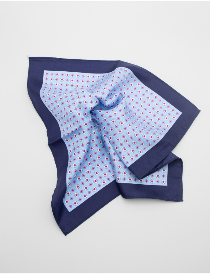 LENÇO DE BOLSO EM SEDA AZUL CLARO COM PADRÃO