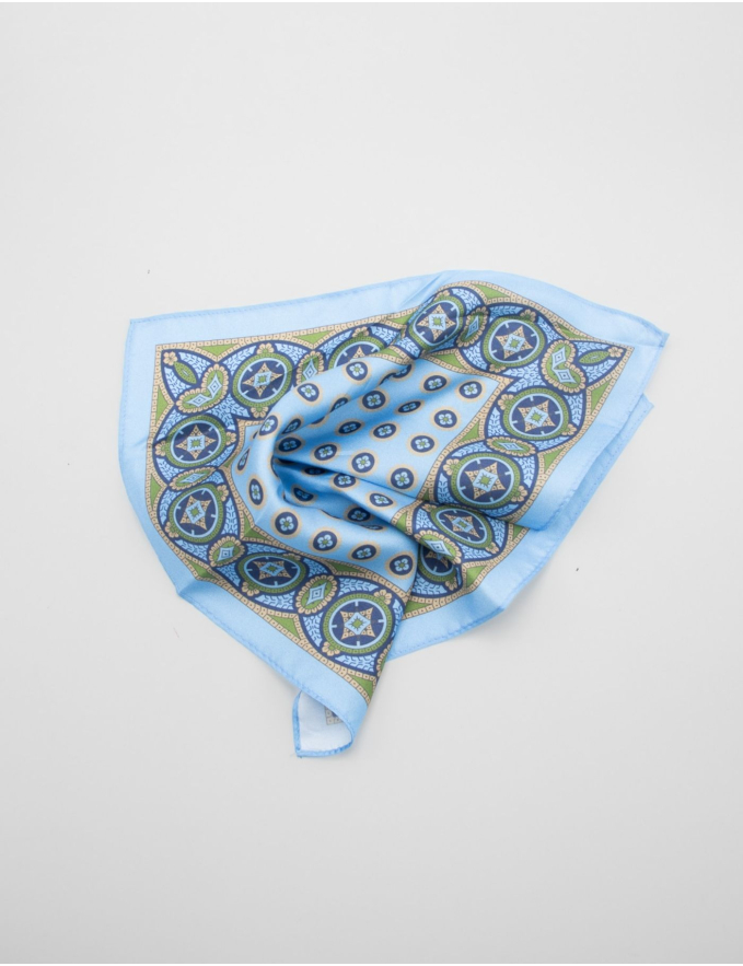 LENÇO DE BOLSO EM SEDA AZUL CELESTE COM PADRÃO