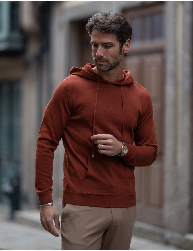 CAMISOLA DE MALHA COM CAPUZ TERRACOTA