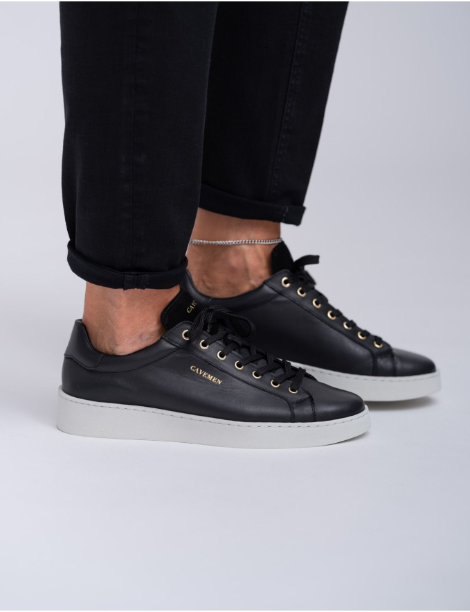 SAPATILHA PRETA DE CORDÃO SOLA LISA