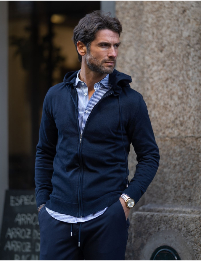 CASACO DE MALHA COM CAPUZ AZUL MARINHO