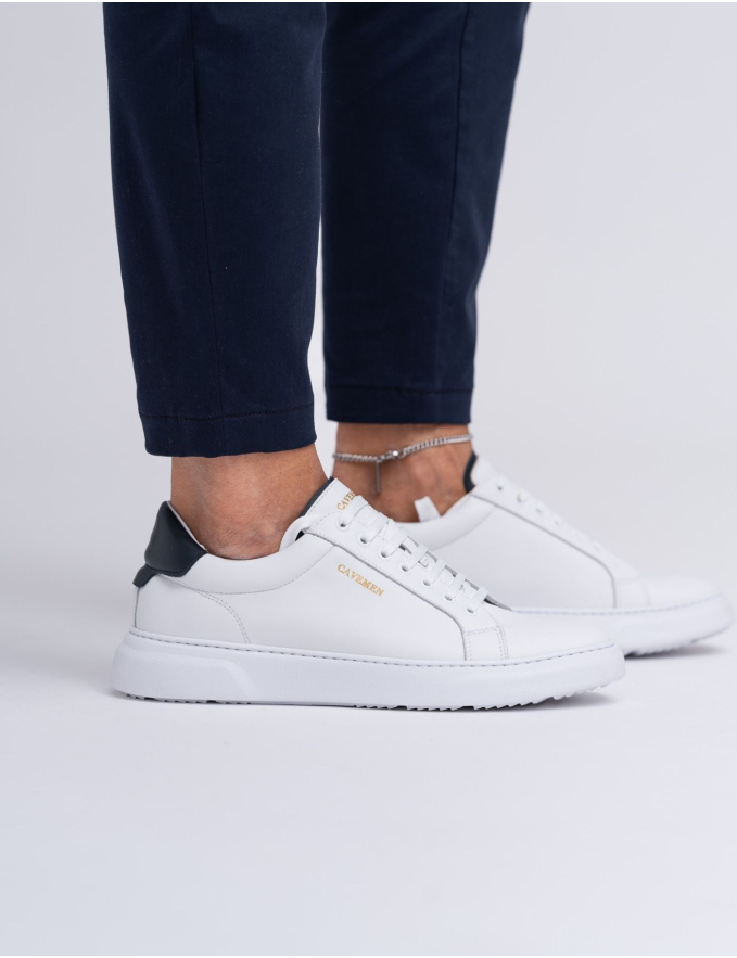 SAPATILHA BRANCA DE CORDÃO DETALHE AZUL