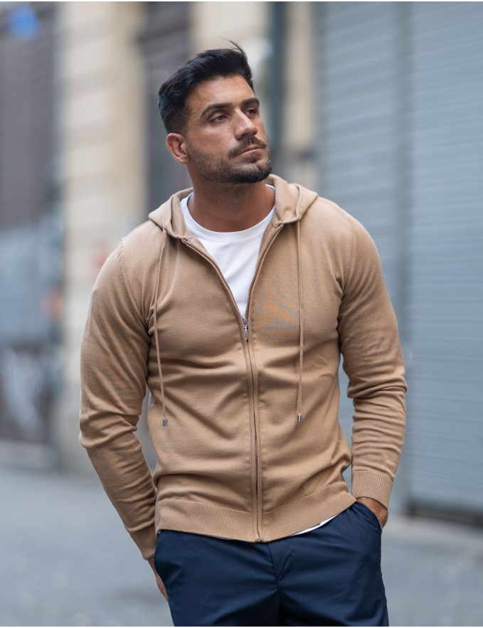 CASACO DE MALHA COM CAPUZ CAMEL