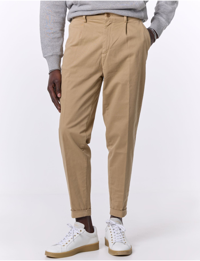 CALÇA CHINO CROPPED FIT VIROLA CAMEL