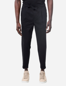 CAL&Ccedil;A CHINO CROPPED FIT DE CORD&Atilde;O PRETA
